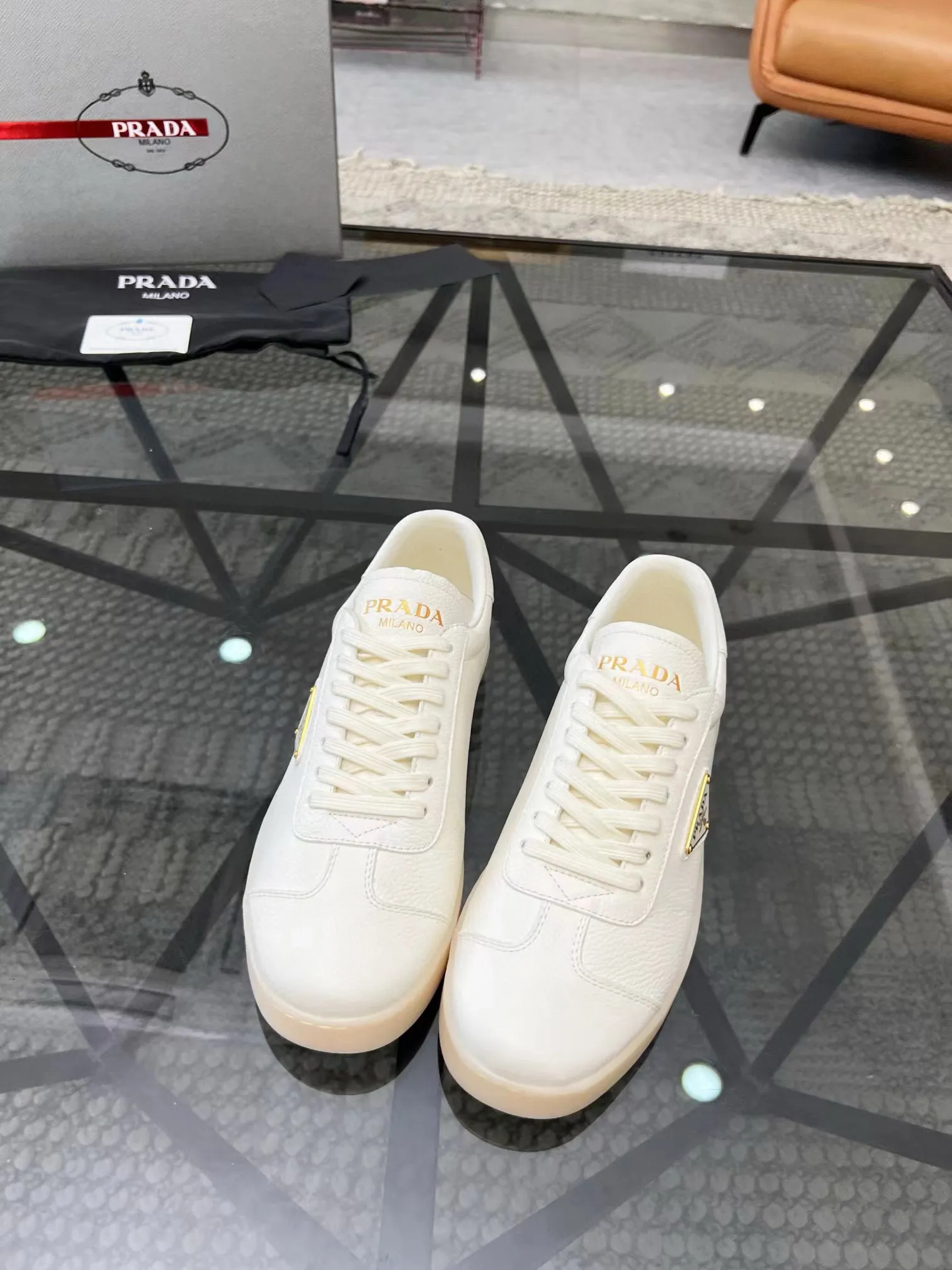 Factory price: 400💰Prada new men's leather sports shoes, the highest version on the market, any comparison is welcome🆚! The original leather has excellent texture and is super high-end! Fetal sheep net lining imported from Italy, removable pad! Luxurious materials and fine workmanship, highly recommended! Code number: 38-44, customized 45